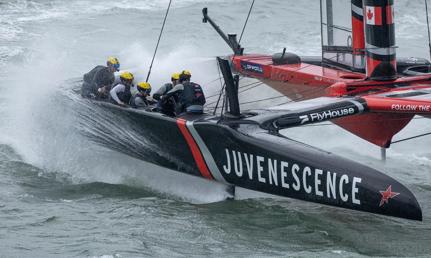 L’F50 di NorthStar SailGP in foil ad alta velocità durante una regata