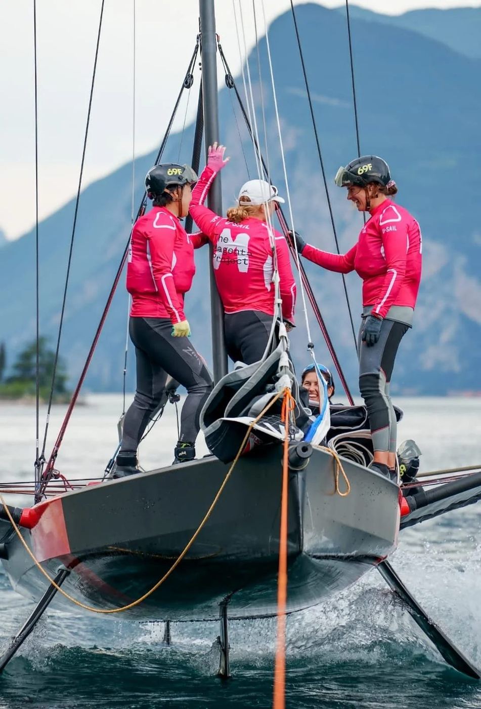 Donne su una barca con foil, The Magenta Project (credit: Magenta Project)